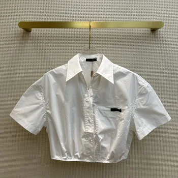 Белая рубашка с короткими рукавами с отворотом также очень фактурная