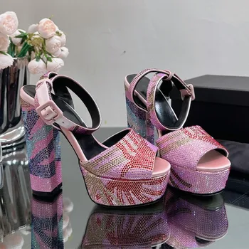 Босоножки на платформе и высоком каблуке с кристаллами и открытым носком Дизайнерские женские модельные туфли из натуральной кожи смешанных цветов с ремешком сзади