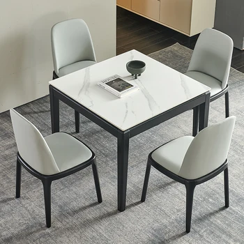 В маленькой квартире Установлены обеденные столы и стулья Обеденный стол Современный минималистичный Каменная плита Квадратный стол из массива дерева