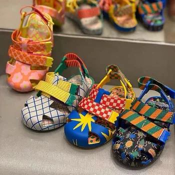Летние детские сандалии Melissa Baotou Hollow Для мальчиков и девочек, пляжная обувь на пуговицах с красочным рисунком, Желейные туфли с милым принтом.