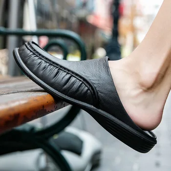 Летние сандалии Новые модные мужские лоферы Кожаные тапочки без застежки Повседневная ленивая обувь Уличная обувь