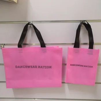 Оптовая цена 500 шт./лот, изготовленная на заказ на заводе Упаковка рекламной одежды для бутиков, многоразовая розовая нетканая сумка для покупок
