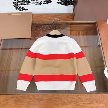 Осенью 2023 года Новый высококачественный вязаный кардиган комбинированного цвета, свитер с буквами, пальто для мальчиков и девочек, модный бренд на открытом воздухе