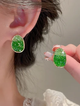 Серьги-гвоздики с зелеными градиентными кристаллами для женщин 2023, Новый тренд Корейской весны, роскошные украшения с геометрическими кристаллами неправильной формы из циркона